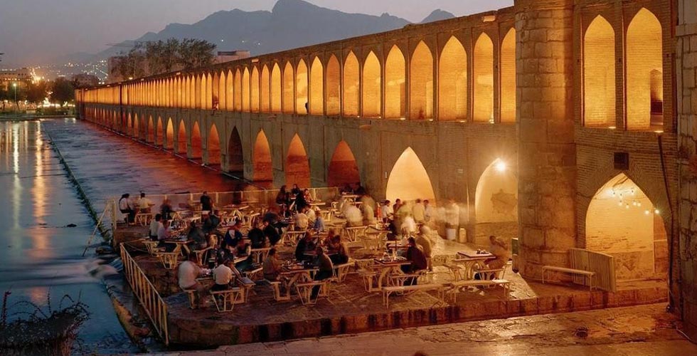 تفریح در سی و سه پل اصفهان