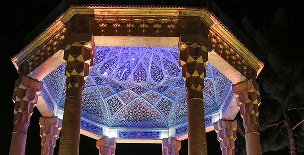 نمای آرامگاه سعدی در شب